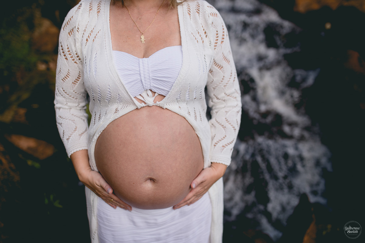 Book de Gestante por Guilherme Santos Fotografia que rolou no Hotel Fazenda Shangri-la, Brotas-SP. Sessão fotográfica no final de tarde, gravida segurando a barriga.