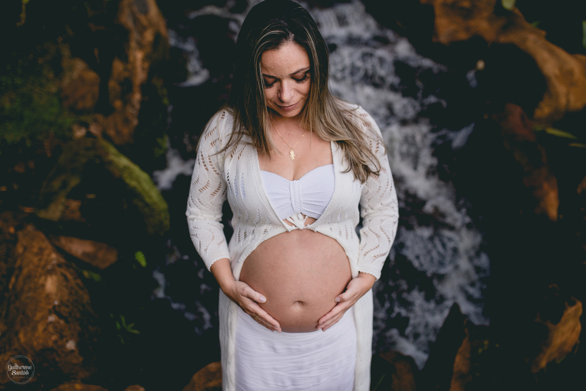 Book de Gestante por Guilherme Santos Fotografia que rolou no Hotel Fazenda Shangri-la, Brotas-SP. Sessão fotográfica no final de tarde, gravida segurando a barriga.