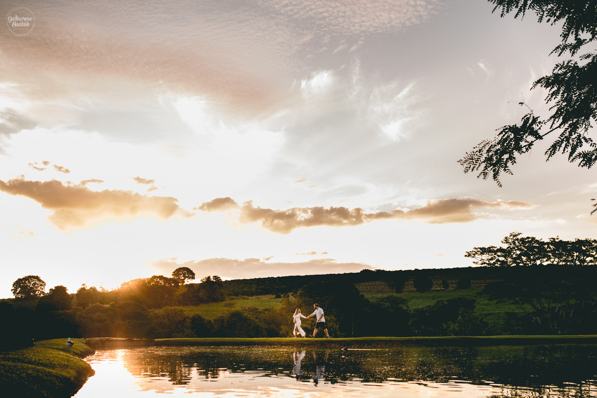 Book de Gestante por Guilherme Santos Fotografia que rolou no Hotel Fazenda Shangri-la, Brotas-SP. Sessão fotográfica no final de tarde, casal gravidos correndo com vista para o por do sol.