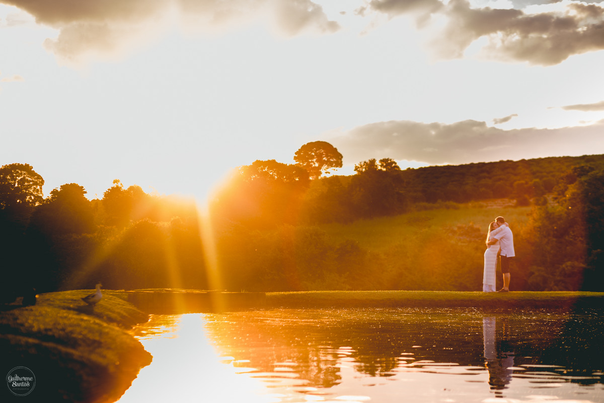 Book de Gestante por Guilherme Santos Fotografia que rolou no Hotel Fazenda Shangri-la, Brotas-SP. Sessão fotográfica no final de tarde, casal gravidos se abraçando com vista para o por do sol.