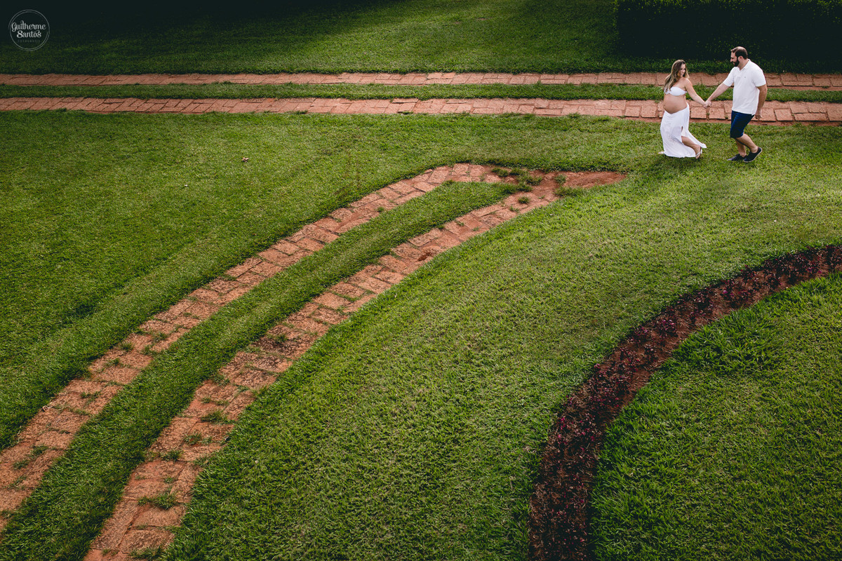 Book de Gestante por Guilherme Santos Fotografia que rolou no Hotel Fazenda Shangri-la, Brotas-SP. Sessão fotográfica no final de tarde, casal gravidos correndo em gramado.