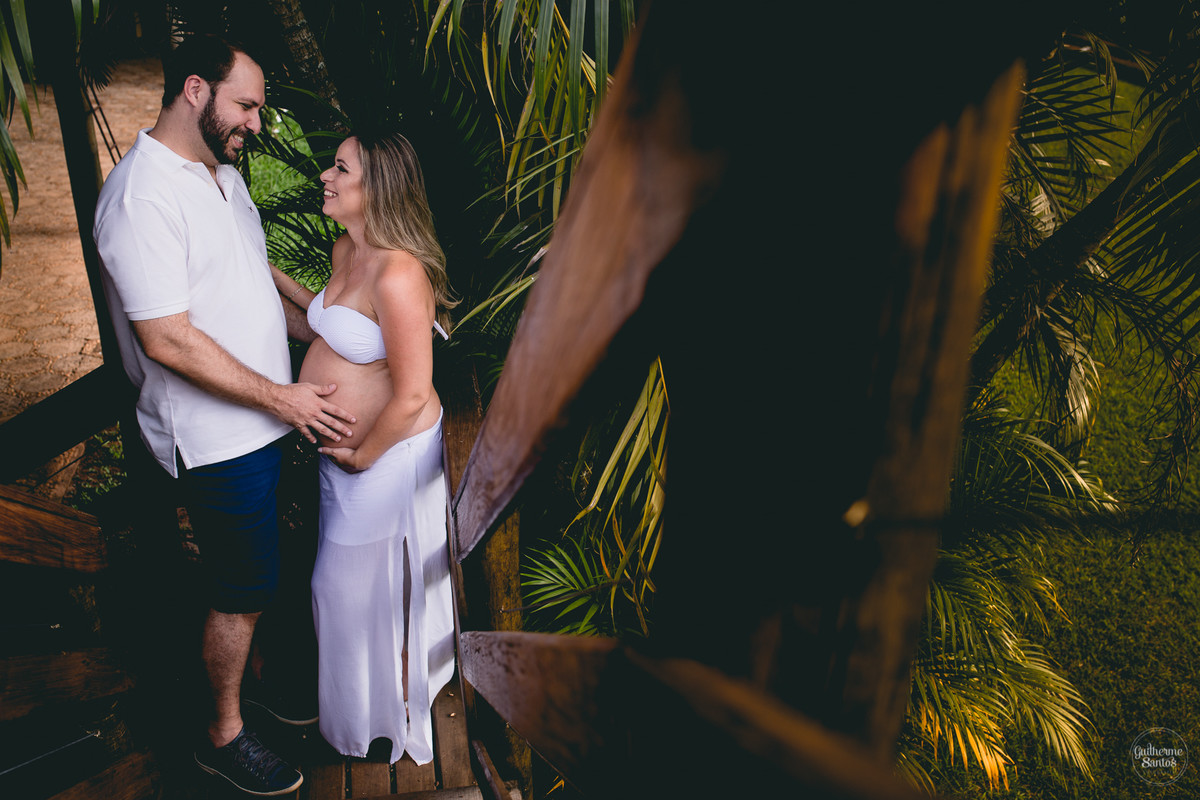 Book de Gestante por Guilherme Santos Fotografia que rolou no Hotel Fazenda Shangri-la, Brotas-SP. Sessão fotográfica no final de tarde, casal curtindo a barriga de gravida.