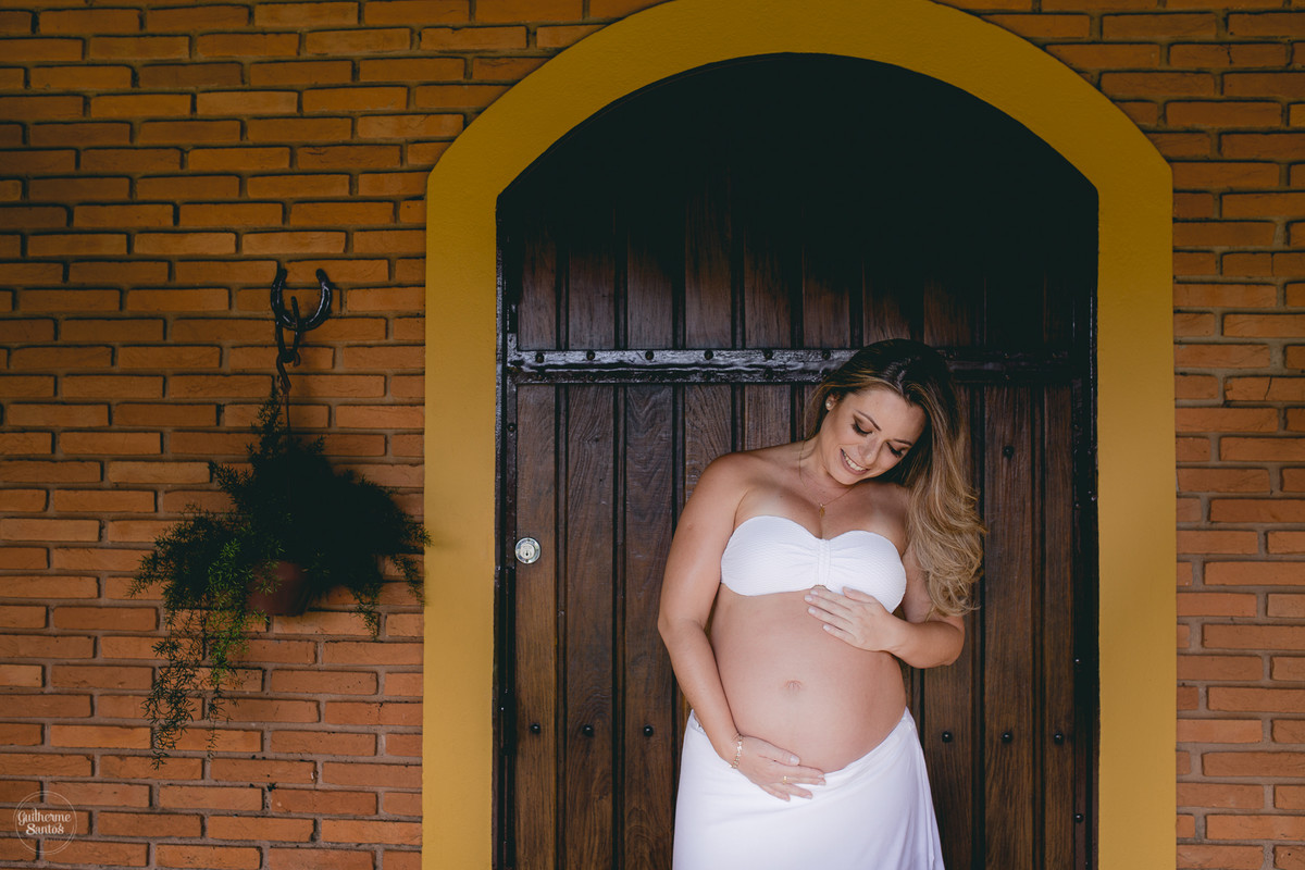 Book de Gestante por Guilherme Santos Fotografia que rolou no Hotel Fazenda Shangri-la, Brotas-SP. Sessão fotográfica no final de tarde, mãe segurando a barriga de gravida