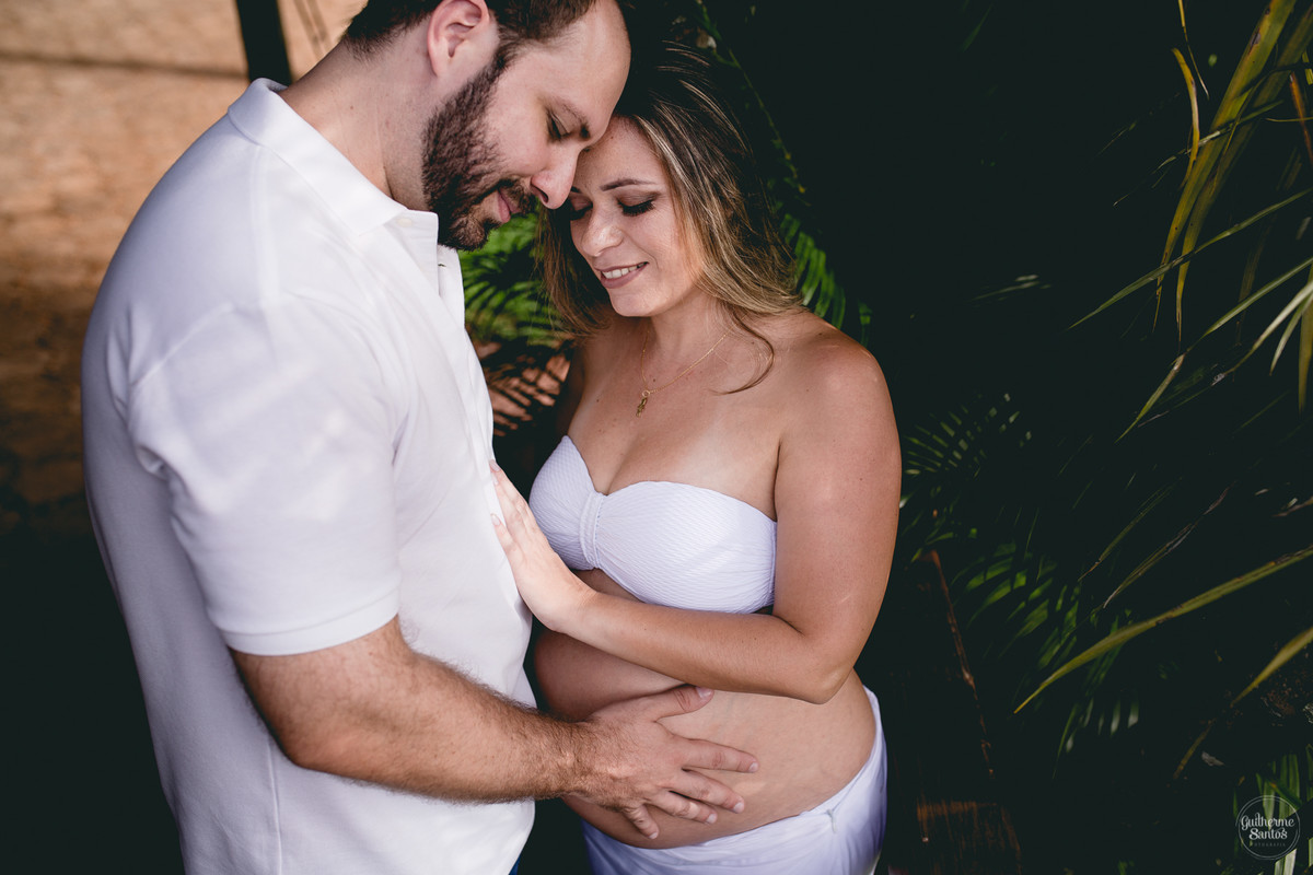 Book de Gestante por Guilherme Santos Fotografia que rolou no Hotel Fazenda Shangri-la, Brotas-SP. Sessão fotográfica no final de tarde, casal curtindo a barriga de gravida.