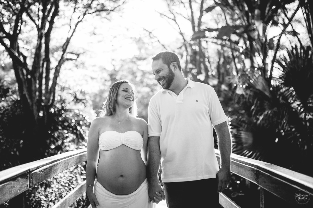 Book de Gestante por Guilherme Santos Fotografia que rolou no Hotel Fazenda Shangri-la, Brotas-SP. Sessão fotográfica no final de tarde, casal de olhando e sorrindo..