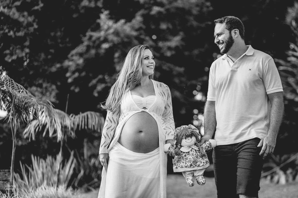 Book de Gestante por Guilherme Santos Fotografia que rolou no Hotel Fazenda Shangri-la, Brotas-SP. Sessão fotográfica no final de tarde, casal caminhando e sorrindo.