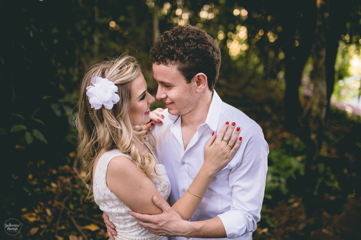 Ensaio pré casamento de Guilherme Santos Fotografia que rolou no recanto das cachoeiras em Brotas-SP, sessão fotográfica no final de tarde, casal se olhando felizes, carinho entre o casal na sessão de fotos.