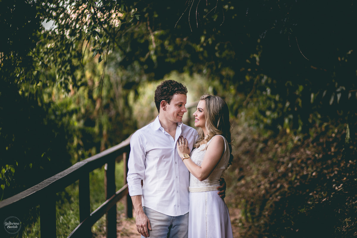 Fotografia de pré casamento feita no final de tarde pelo fotógrafo Guilherme Santos, casal de noivos se olhando felizes em meio a natureza na sessão de fotos em Brotas.