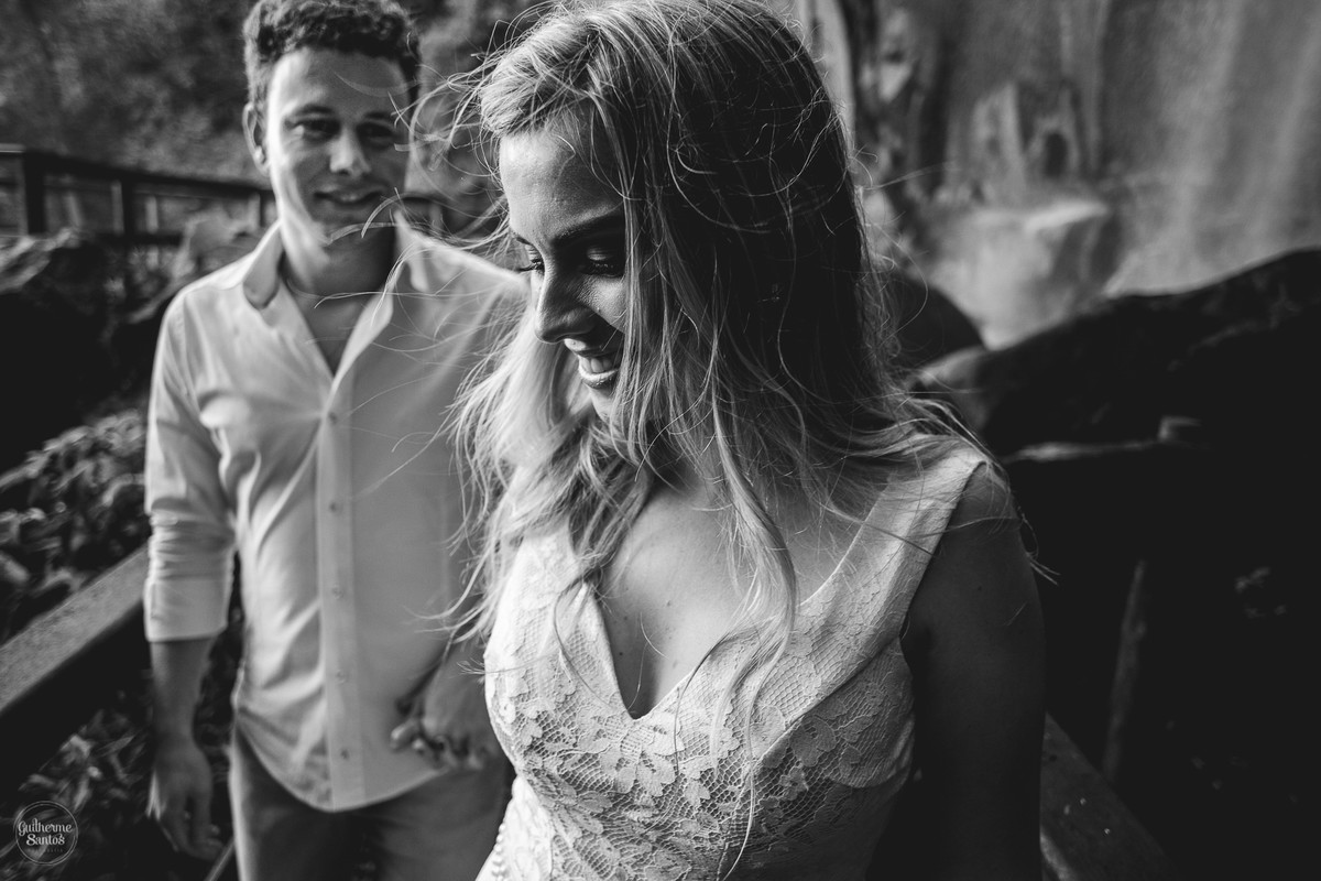 Fotografia de pré casamento feita no final de tarde pelo fotógrafo Guilherme Santos, casal de noivos caminhando, noivo olhando para a noiva.