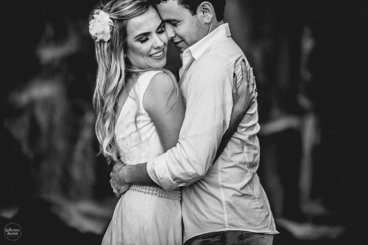 Fotografia de pré casamento feita no final de tarde pelo fotógrafo Guilherme Santos, casal de noivos se abraçando bem forte durante a sessão de fotos em Brotas.