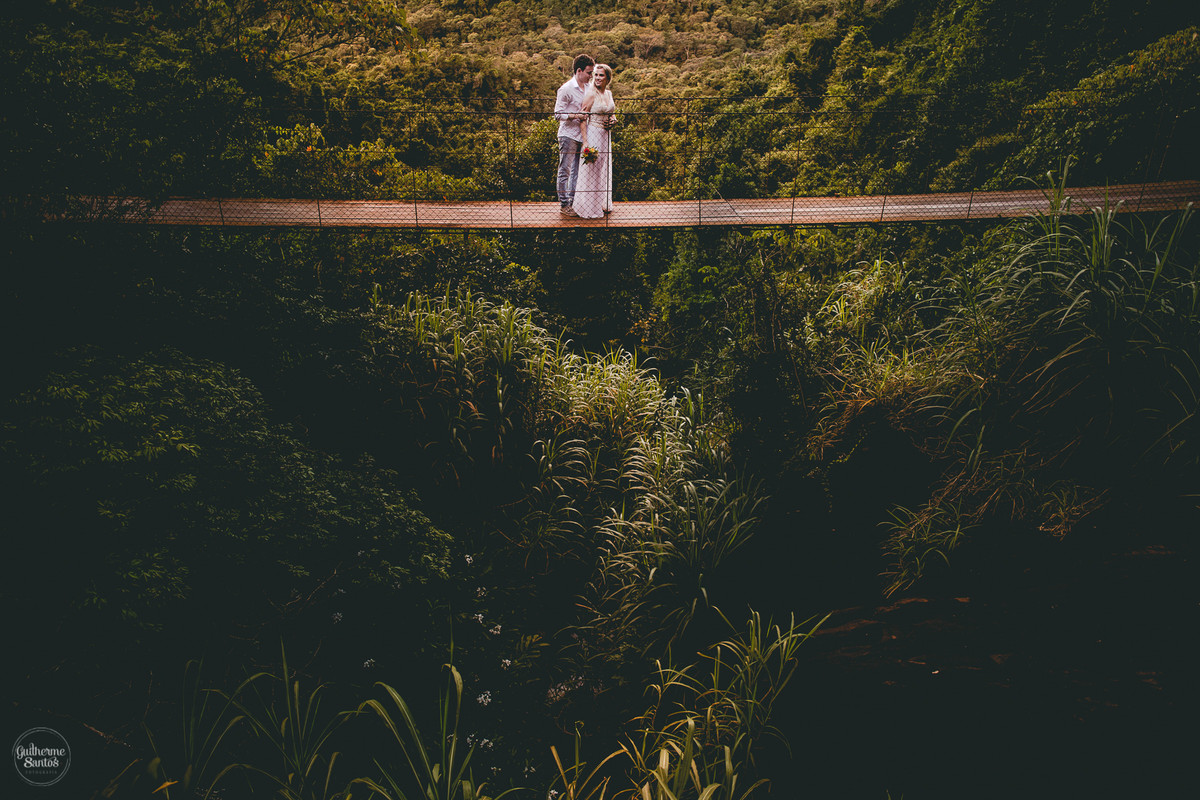 Fotografia de pré casamento feita no final de tarde pelo fotógrafo Guilherme Santos, casal de noivos se abraçando na sessão de fotos em Brotas, sessão pré casamento no fim de tarde.