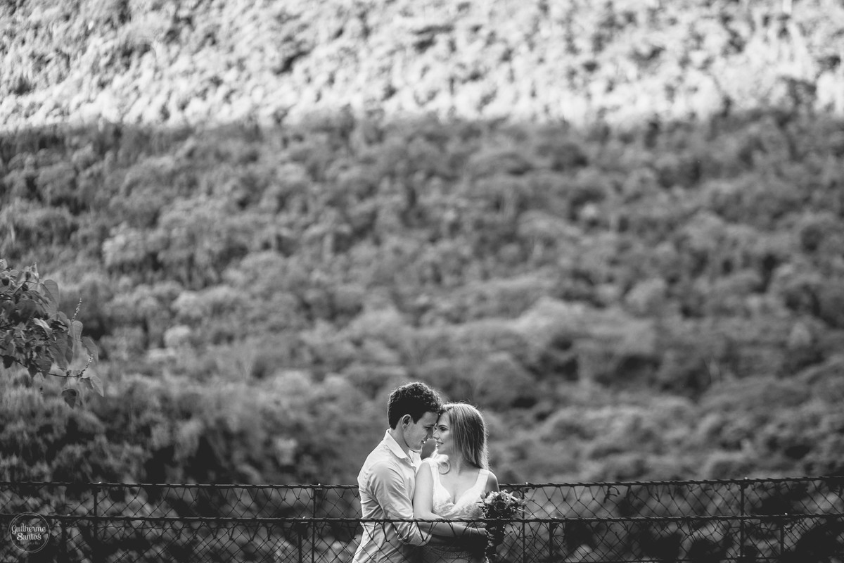 Fotografia de pré casamento feita no final de tarde pelo fotógrafo Guilherme Santos, casal de noivos abraçados em sessão de fotos em Brotas.
