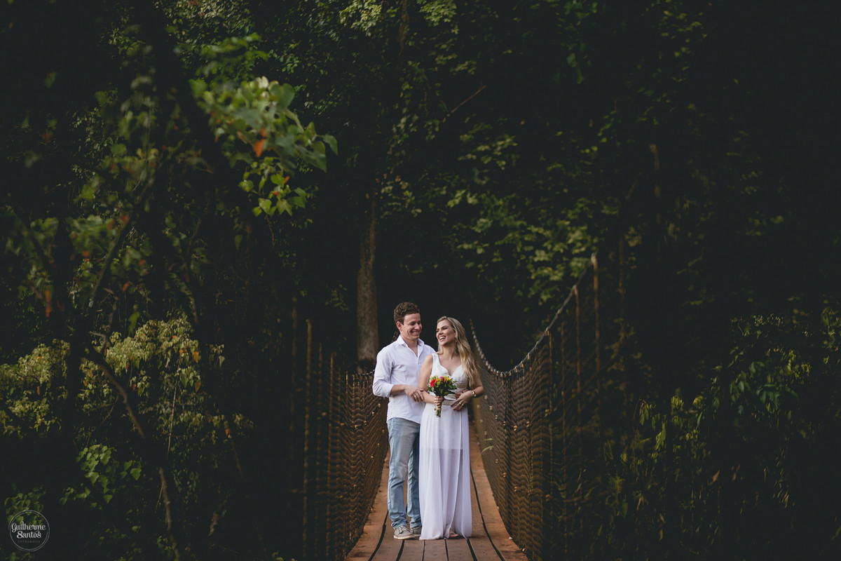 Fotografia de pré casamento feita no final de tarde pelo fotógrafo Guilherme Santos,  casal de noivos se olhando apaixonados na sessão de fotos em Brotas.