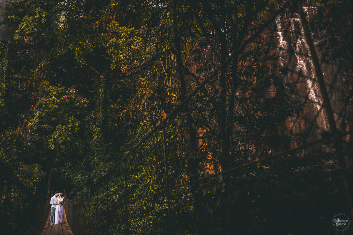 Fotografia de pré casamento feita no final de tarde pelo fotógrafo Guilherme Santos, casal de noivos em uma sessão de fotos na cachoeira em Brotas.