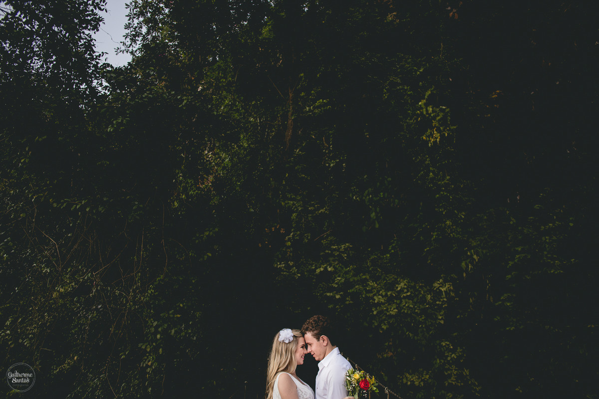 Fotografia de pré casamento feita no final de tarde pelo fotógrafo Guilherme Santos,  casal de noivos juntinhos, casal se abraçando na sessão de fotos na natureza em Brotas.