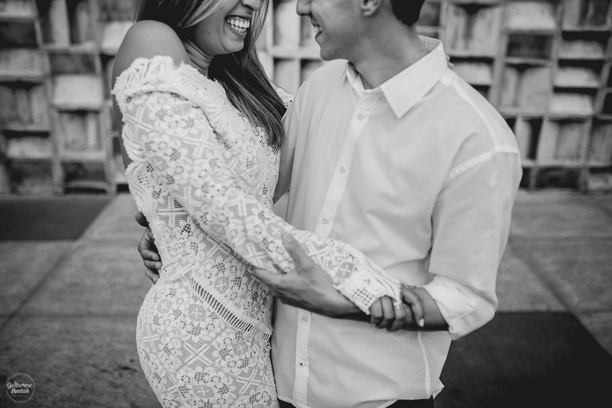 Fotografia de pré casamento pelo fotógrafo Guilherme Santos, casal felizes, casal espontâneo durante a sessão de fotos no Rio de Janeiro.