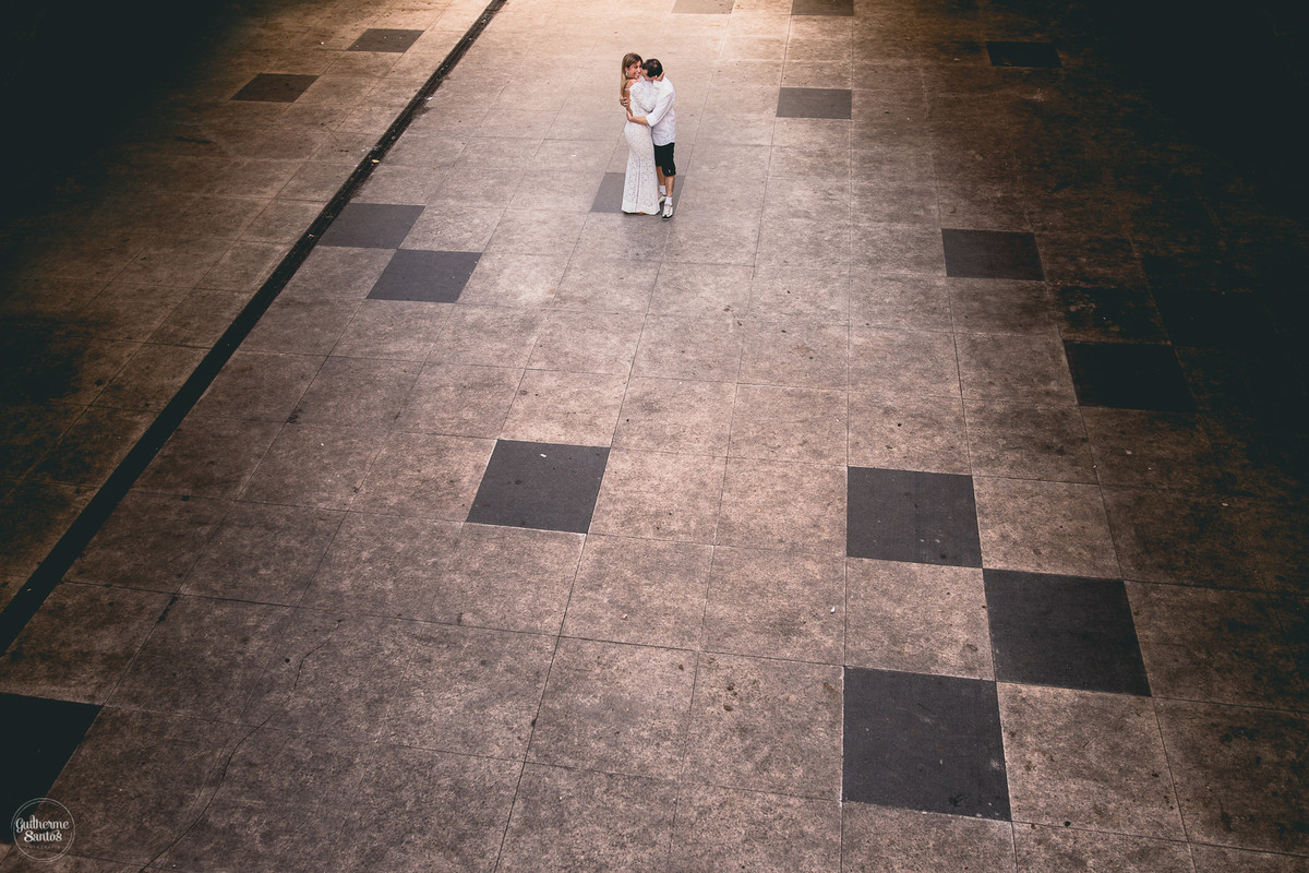 Fotografia de pré casamento pelo fotógrafo Guilherme Santos, casal abraçados na sessão de fotos no fim de tarde no Rio de Janeiro.