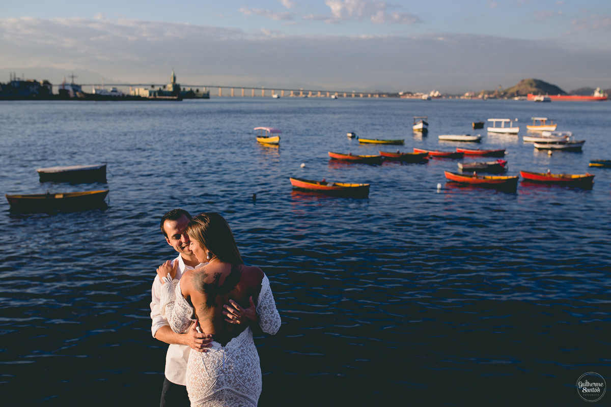 Fotografia de pré casamento pelo fotógrafo Guilherme Santos, casal abraçados perto do mar na sessão de fotos no Rio de Janeiro.
