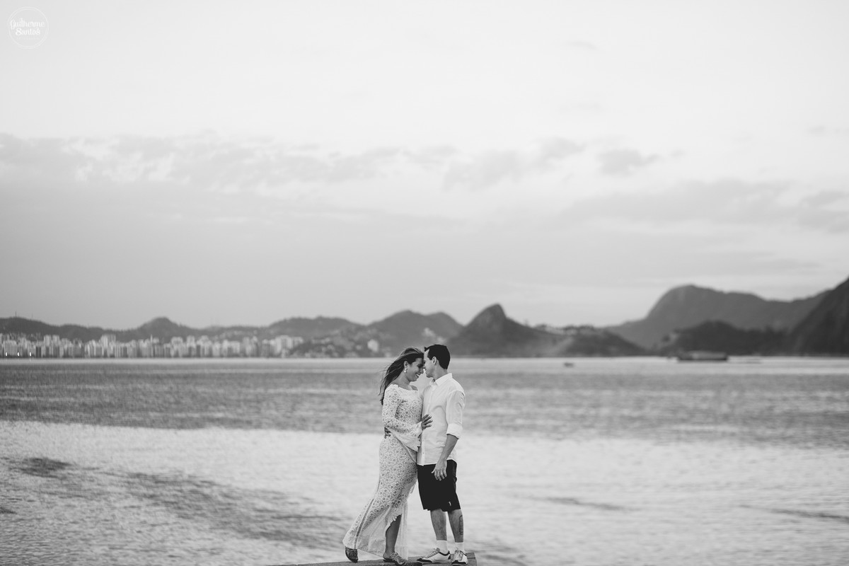 Fotografia de pré casamento pelo fotógrafo Guilherme Santos, casal de noivos juntos na sessão de fotos perto do mar no Rio de Janeiro.
