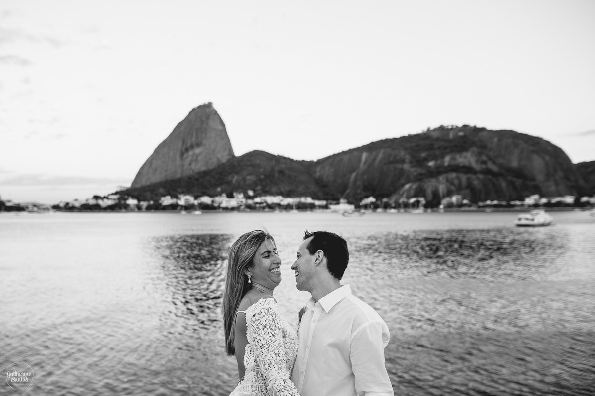 Fotografia de pré casamento pelo fotógrafo Guilherme Santos, casal apaixonados perto do mar, sessão de fotos com vista para o pão de açúcar no Rio de Janeiro.