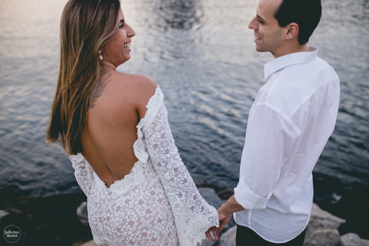 Fotografia de pré casamento pelo fotógrafo Guilherme Santos, casal de noivos de mãos dadas perto do mar na sessão de fotos no Rio e Janeiro.