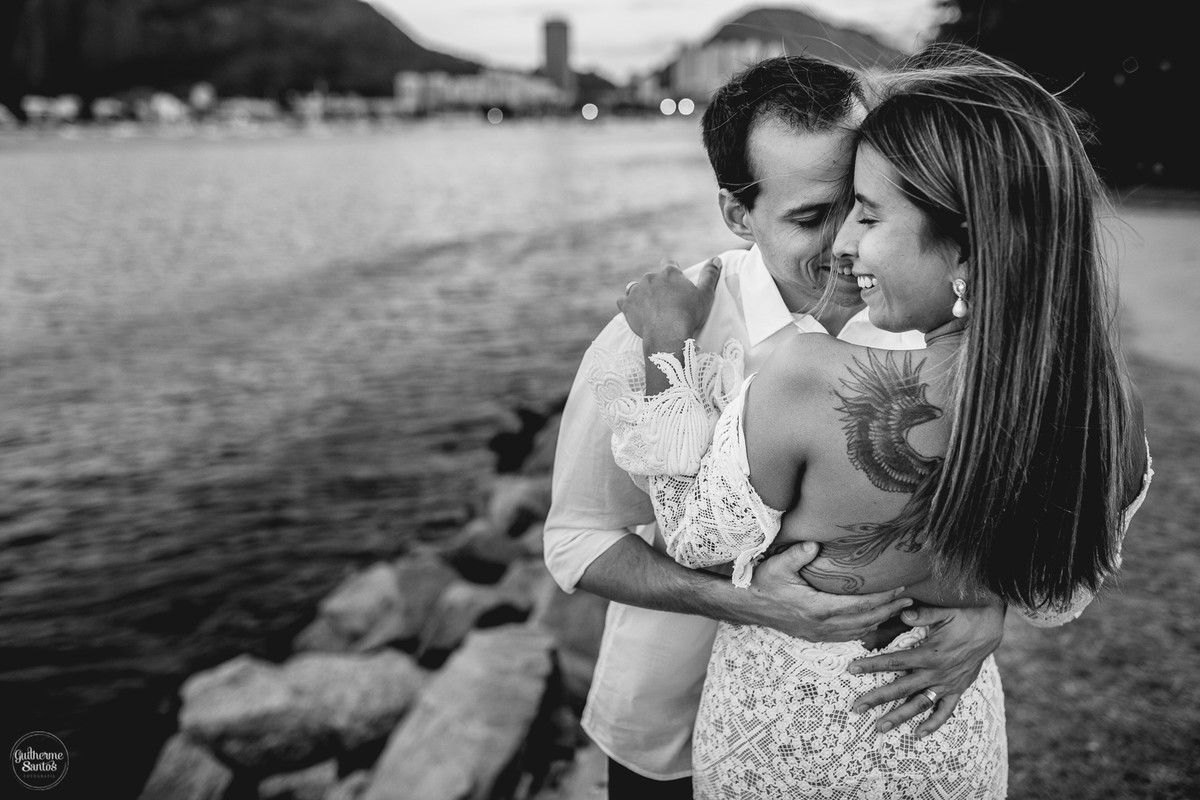 Fotografia de pré casamento pelo fotógrafo Guilherme Santos, casal abraçados apaixonados na sessão de fotos no Rio de Janeiro.