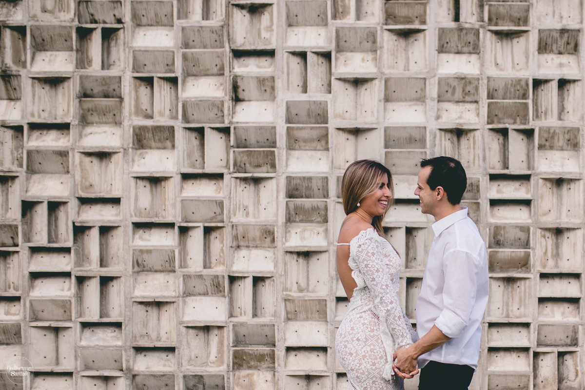 Fotografia de pré casamento pelo fotógrafo Guilherme Santos, casal se olhando sorrindo na sessão de fotos no Rio de Janeiro.