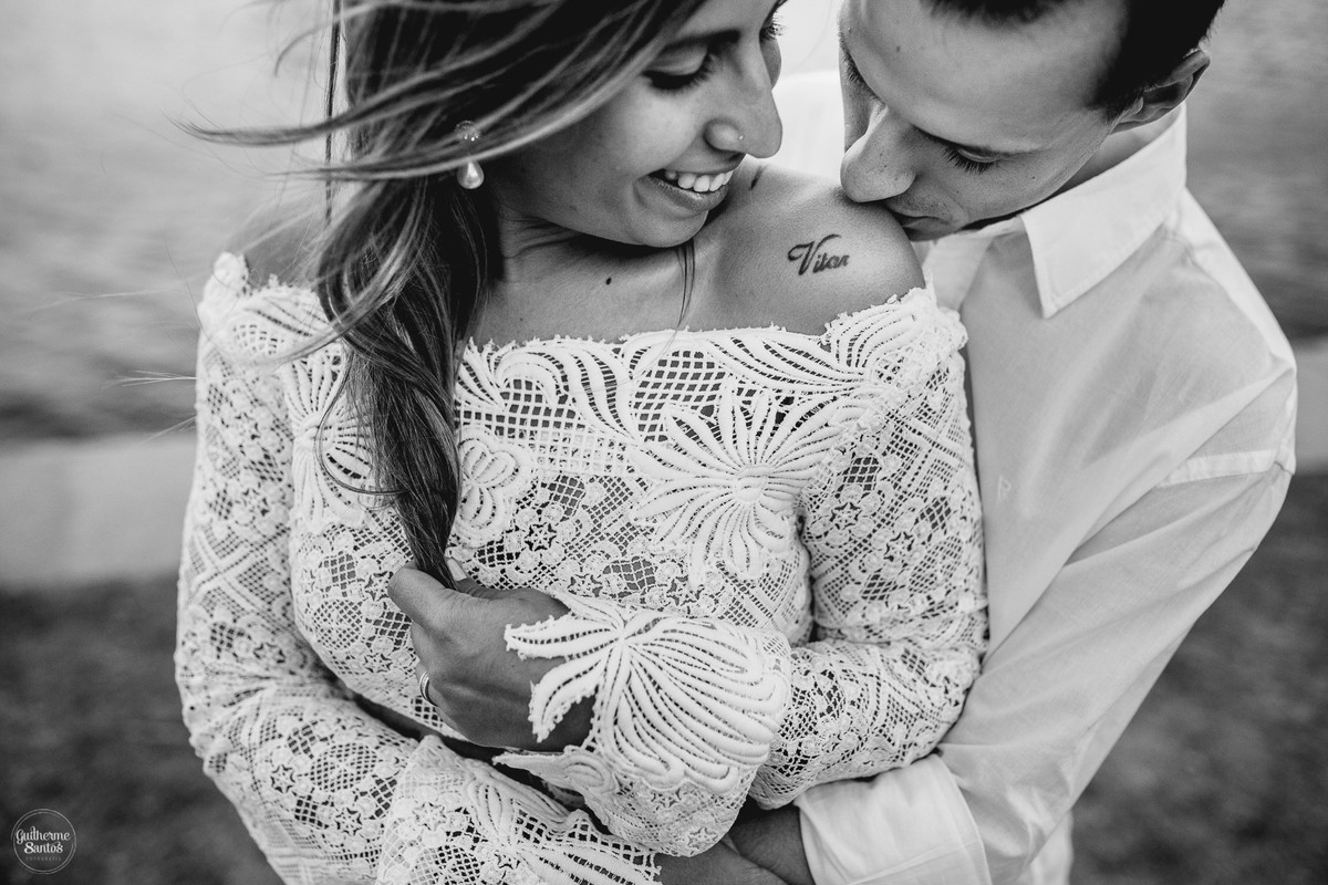 Fotografia de pré casamento pelo fotógrafo Guilherme Santos, casal se abraçando apaixonados na sessão de fotos no Rio de Janeiro.