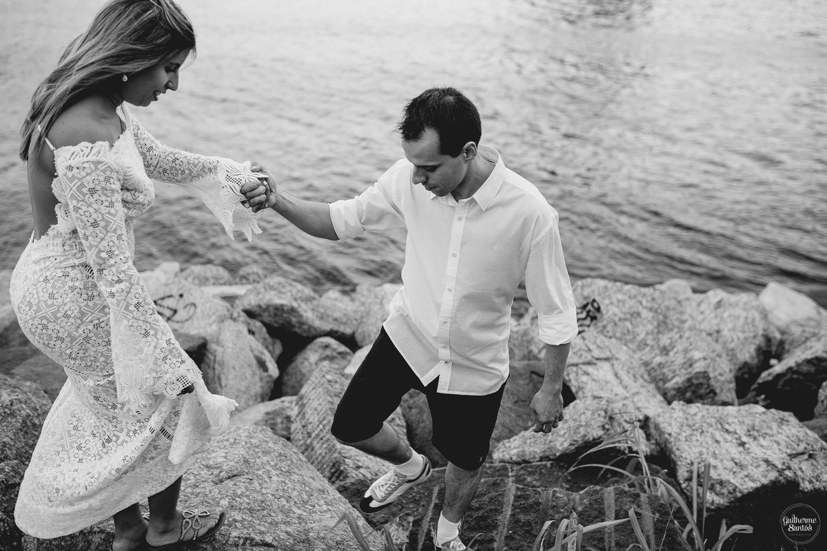 Fotografia de pré casamento pelo fotógrafo Guilherme Santos, casal de noivos caminhando perto do mar na sessão de fotos no Rio de Janeiro.