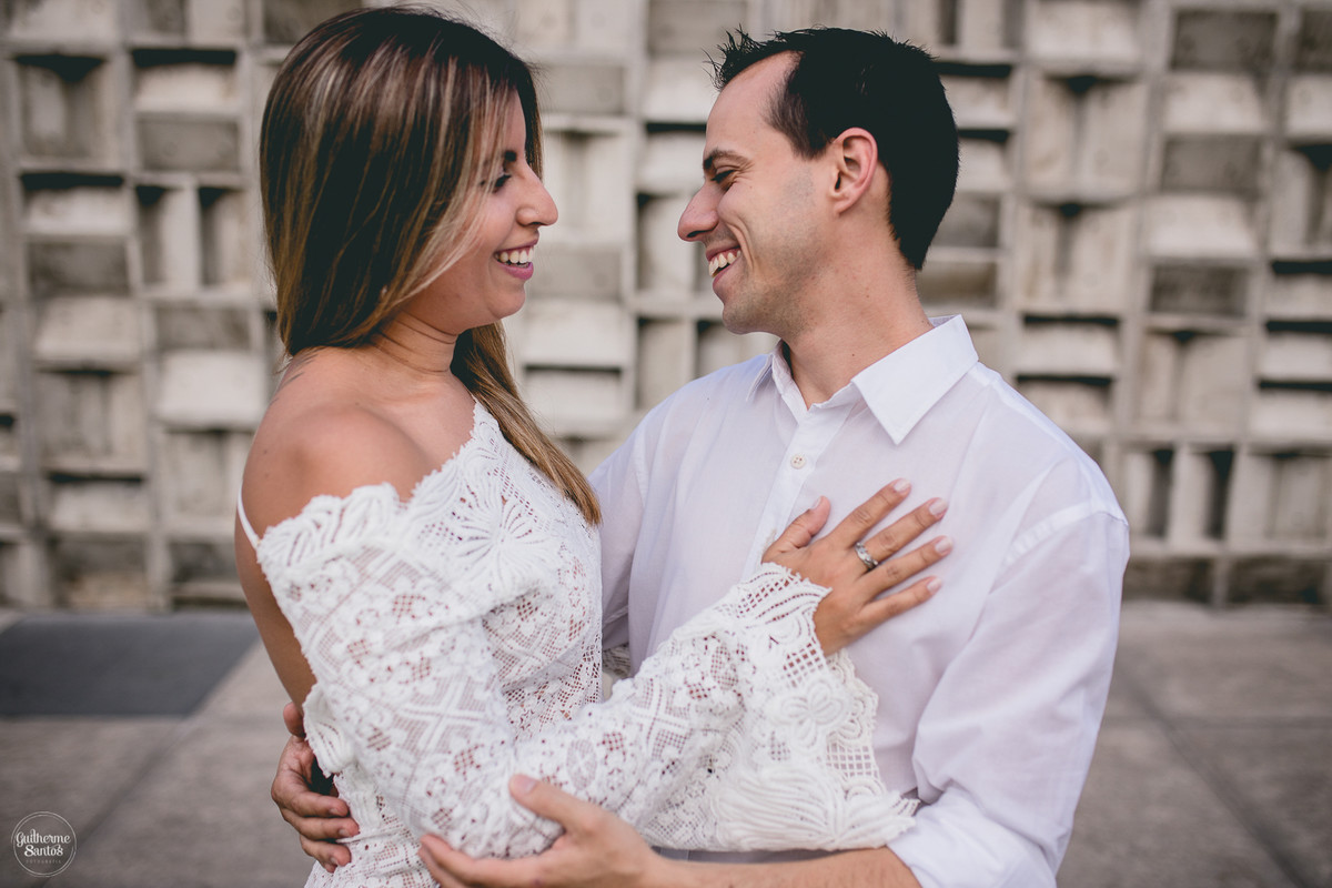 Fotografia de pré casamento pelo fotógrafo Guilherme Santos, casal se olhando felizes na sessão de fotos no Rio de Janeiro.