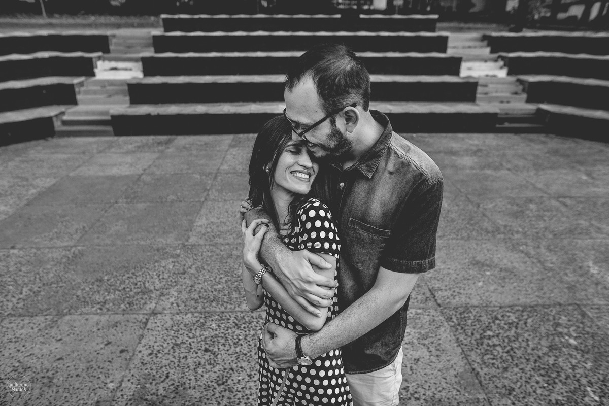 Fotografia de pré casamento feita pelo fotógrafo Guilherme Santos, casal de noivos sorrindo,  noivo abraçando a noiva feliz durante a sessão pré casamento.