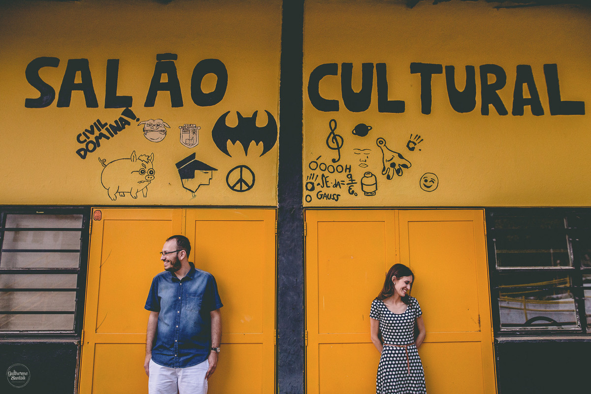 Fotografia de pré casamento feita pelo fotógrafo Guilherme Santos,  casal de noivos felizes durante a sessão de fotos em São Carlos.