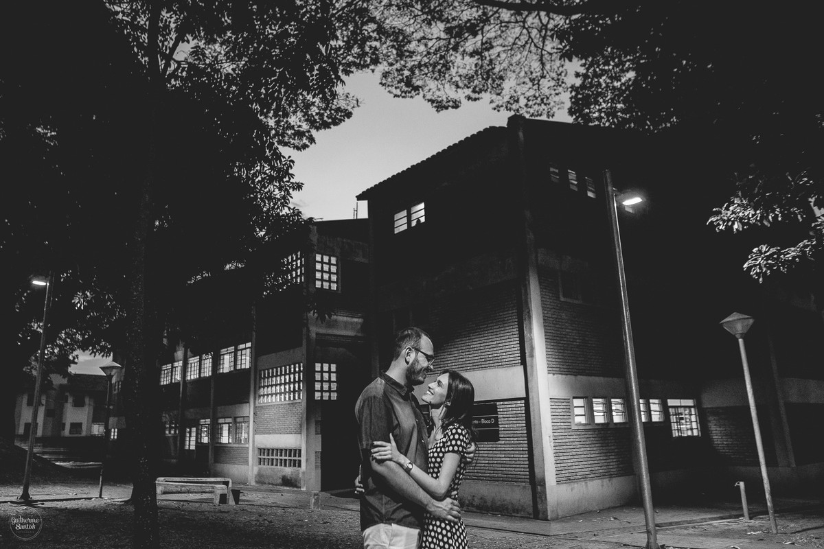Fotografia de pré casamento feita pelo fotógrafo Guilherme Santos, casal de noivos se olhando e abraçados na sessão de fotos em São Carlos.