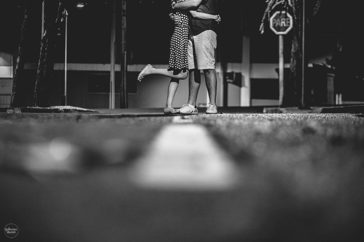 Fotografia de pré casamento feita pelo fotógrafo Guilherme Santos,  casal de noivos nas dependências da universidade USP em São Carlos.