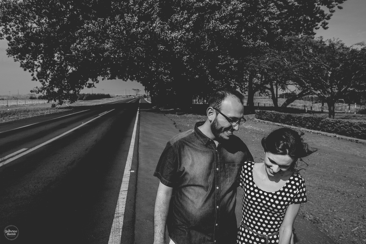 Fotografia de pré casamento feita pelo fotógrafo Guilherme Santos, casal de noivos caminhando felizes na sessão de fotos.