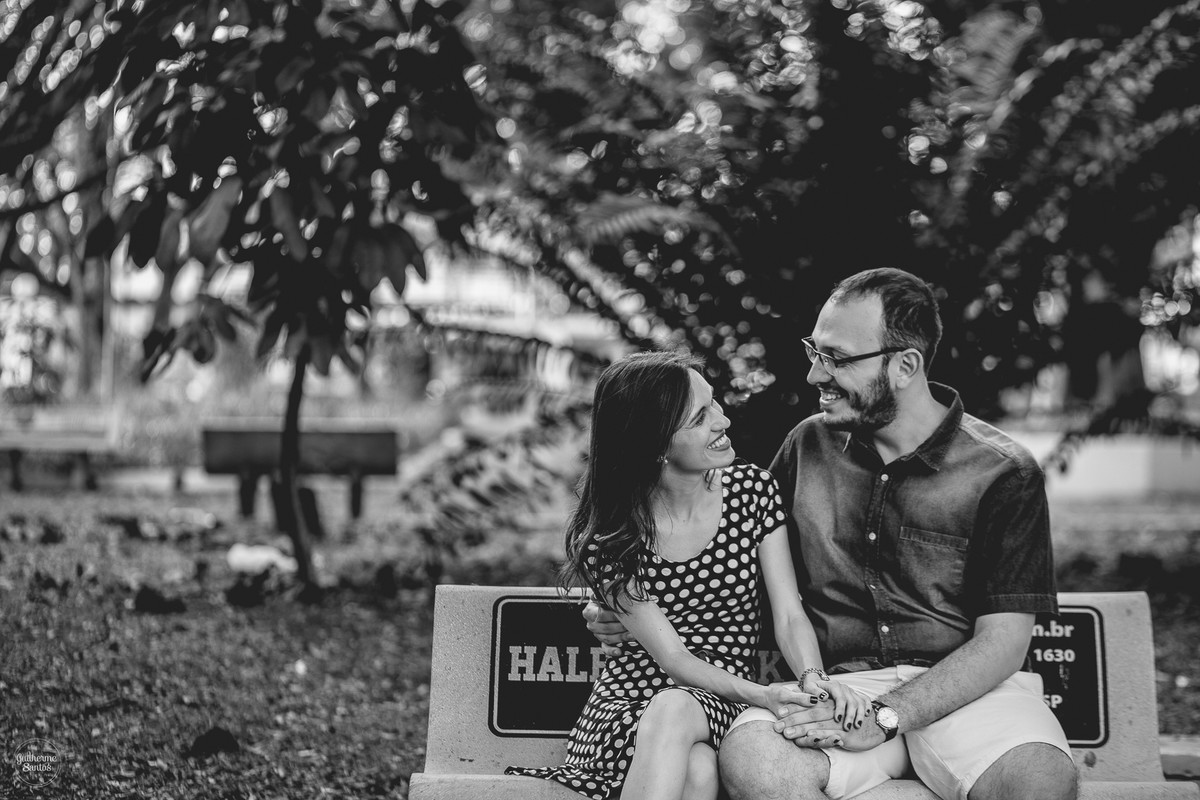 Fotografia de pré casamento feita pelo fotógrafo Guilherme Santos,  casal de noivos se olhando apaixonados durante a sessão de fotos em São Carlos.