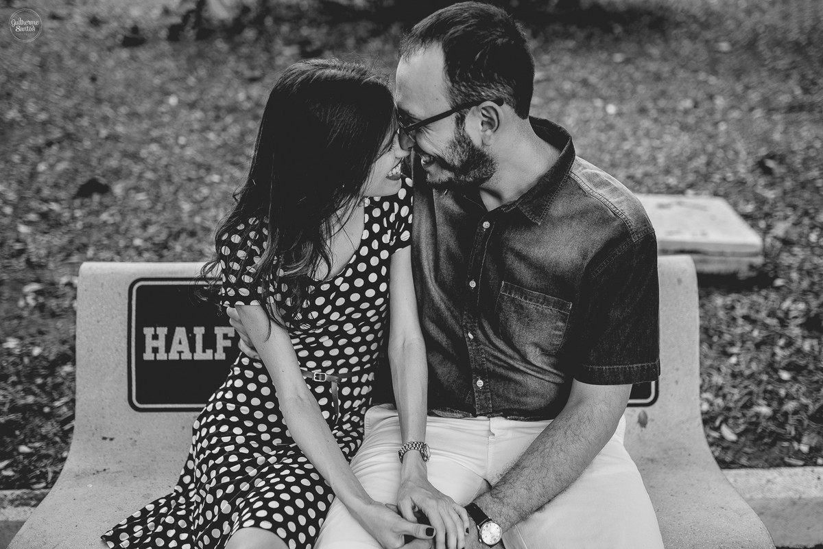 Fotografia de pré casamento feita pelo fotógrafo Guilherme Santos, casal de noivos dando risada, noivos de mãos dados na sessão de fotos pré casamento em São Carlos.