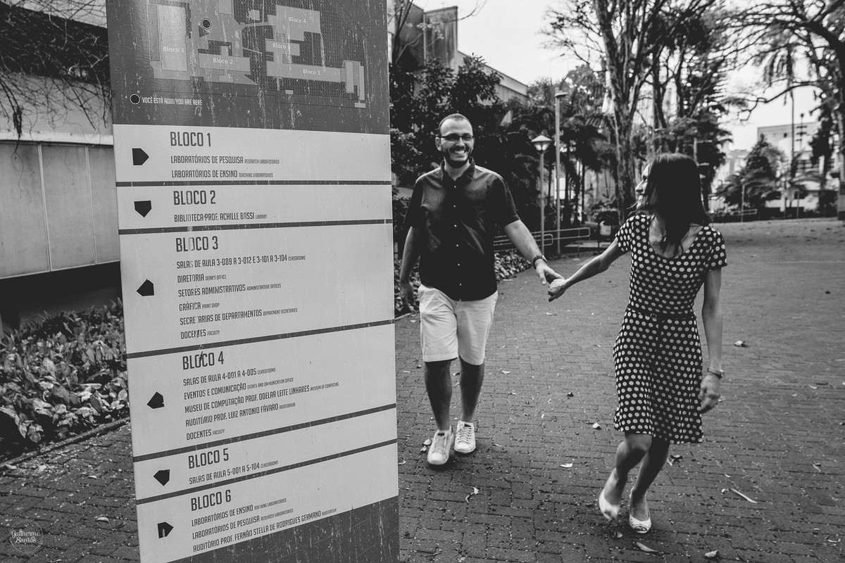 Fotografia de pré casamento feita pelo fotógrafo Guilherme Santos,  casal de noivos caminhando no local escolhido para a sessão de fotos pré casamento, sessão realizada em São Carlos.