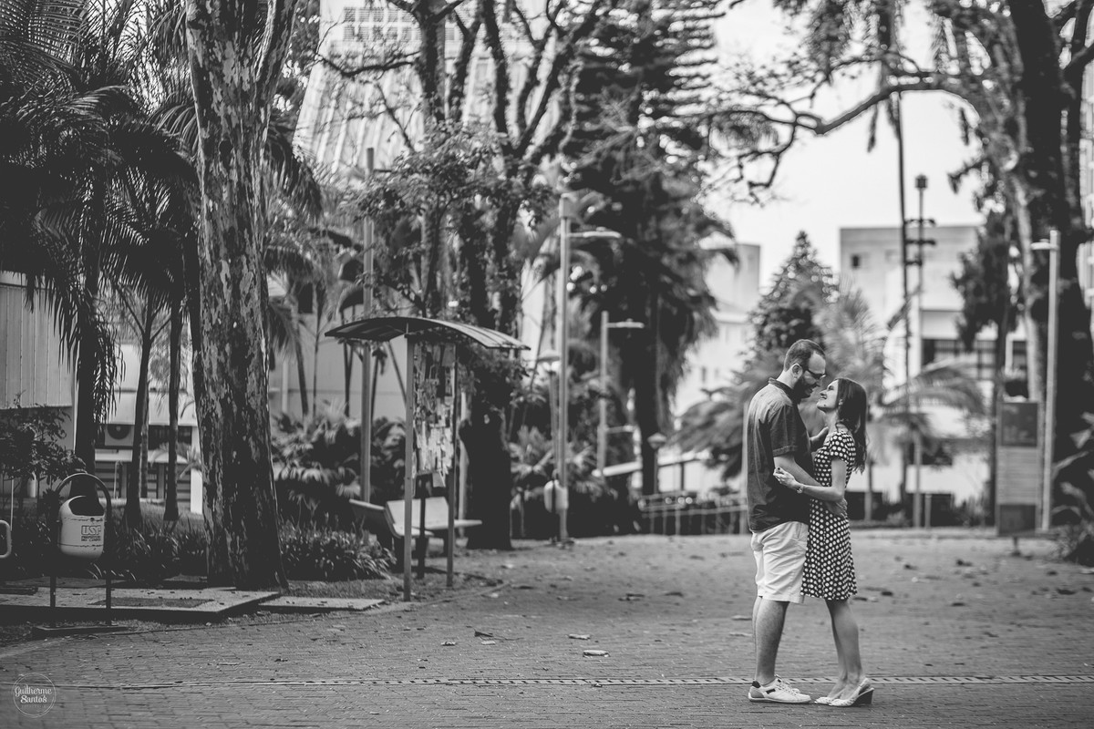 Fotografia de pré casamento feita pelo fotógrafo Guilherme Santos, casal de noivos de frente um com o outro se olhando na sessão pré wedding.
