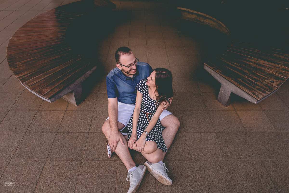 Fotografia de pré casamento feita pelo fotógrafo Guilherme Santos,  casal de noivos conversando, relembrando várias histórias durante a sessão de fotos na USP de São Carlos.