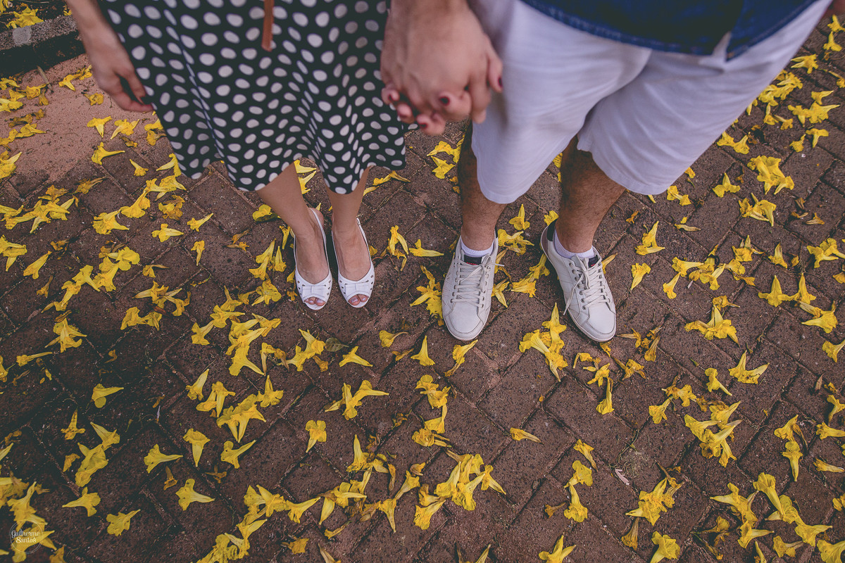 Fotografia de pré casamento feita pelo fotógrafo Guilherme Santos,  casal de noivos caminhando pelas flores na sessão de fotos pré casamento em São Carlos.