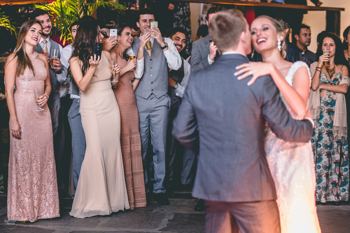 Fotografia de casamento feita pelo fotógrafo Guilherme Santos, casal de noivos dançando felizes durante a festa de casamento no Rio de Janeiro.