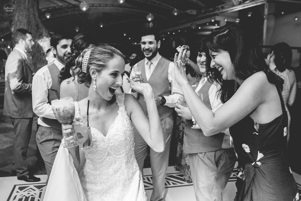 Fotografia de casamento feita pelo fotógrafo Guilherme Santos, noiva dançando na pista de dança com suas amigas no Rio de Janeiro.