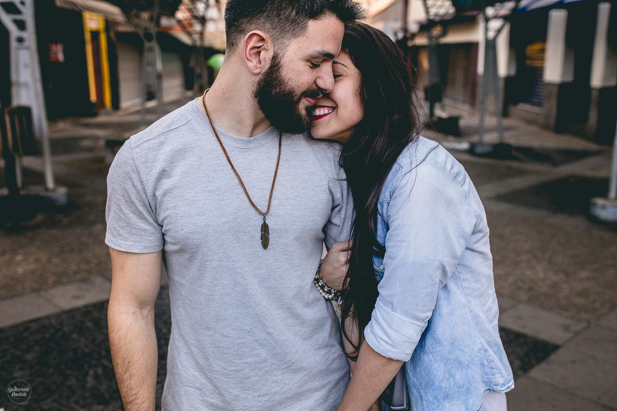 Fotografia de pré casamento pelo fotógrafo Guilherme Santos, noiva abraçando o noivo pelas ruas na sessão de fotos pré casamento em Bauru.