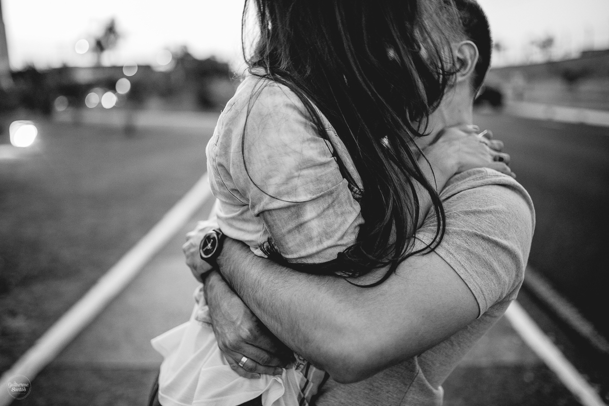 Fotografia de pré casamento pelo fotógrafo Guilherme Santos, casal de noivos se abraçando na sessão de fotos pelas ruas em Bauru.
