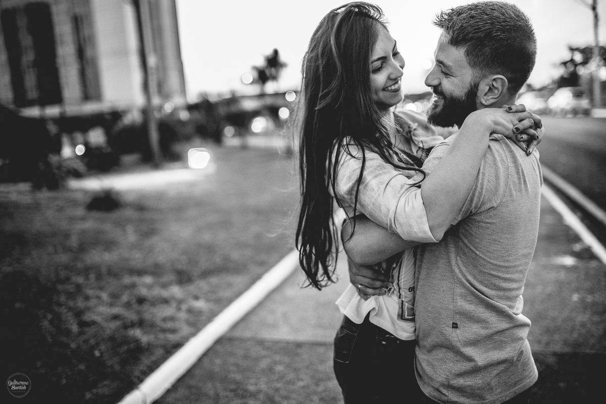 Fotografia de pré casamento pelo fotógrafo Guilherme Santos, noivo segurando a noivo no colo durante a sessão de fotos pré casamento em Bauru.