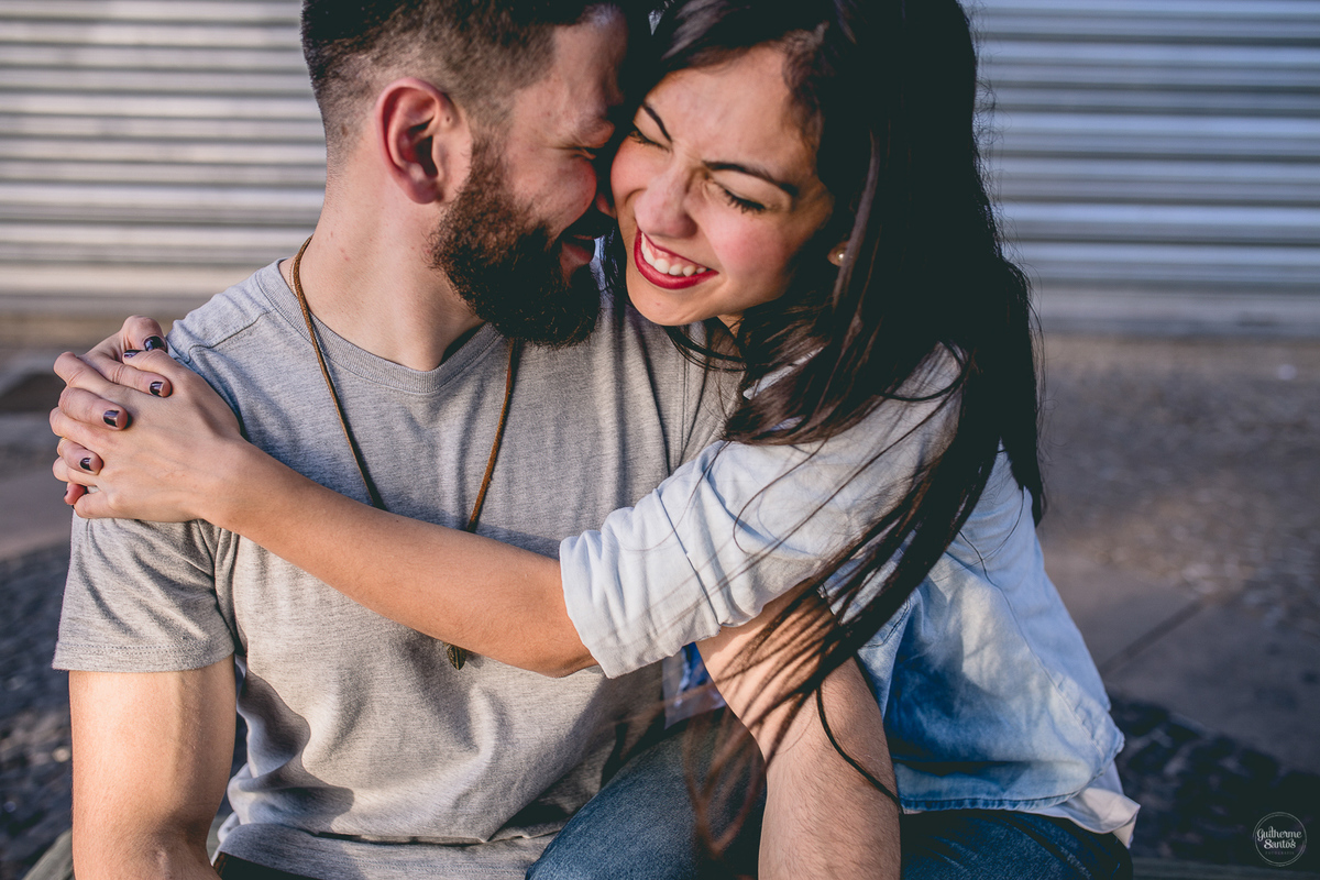 Fotografia de pré casamento pelo fotógrafo Guilherme Santos, casal de noivos dando risada durante a sessão de fotos em Bauru.
