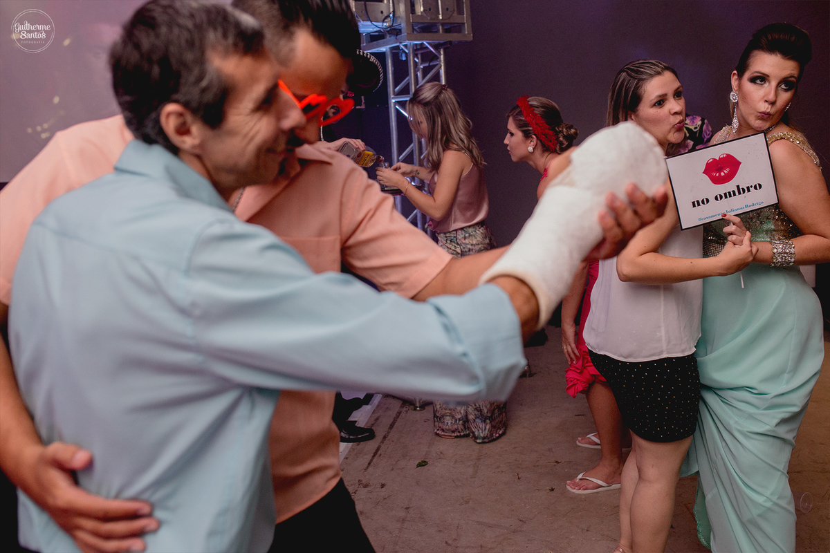 Fotografia de casamento realizada na cidade de jaú-sp com o fotógrafo Guilherme Santos, cerimônia e recepção com pessoas felizes e momentos especiais.