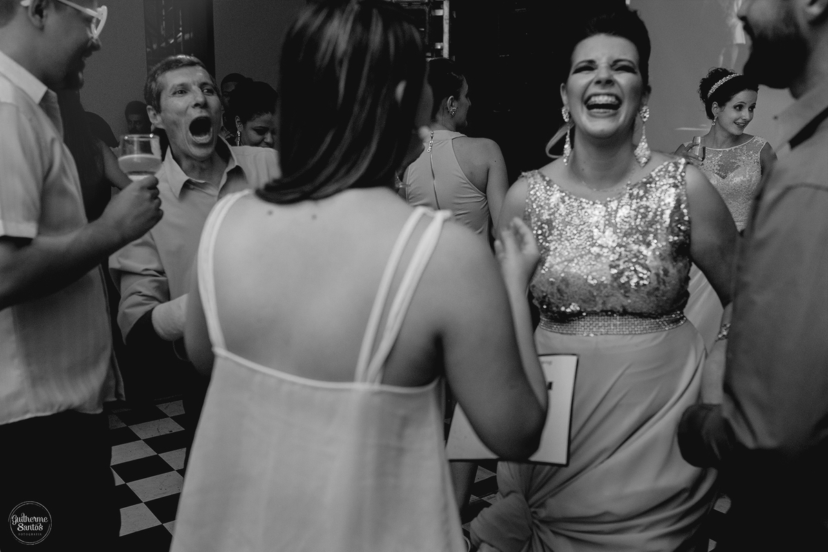 Fotografia de casamento realizada na cidade de jaú-sp com o fotógrafo Guilherme Santos, cerimônia e recepção com pessoas felizes e momentos especiais.