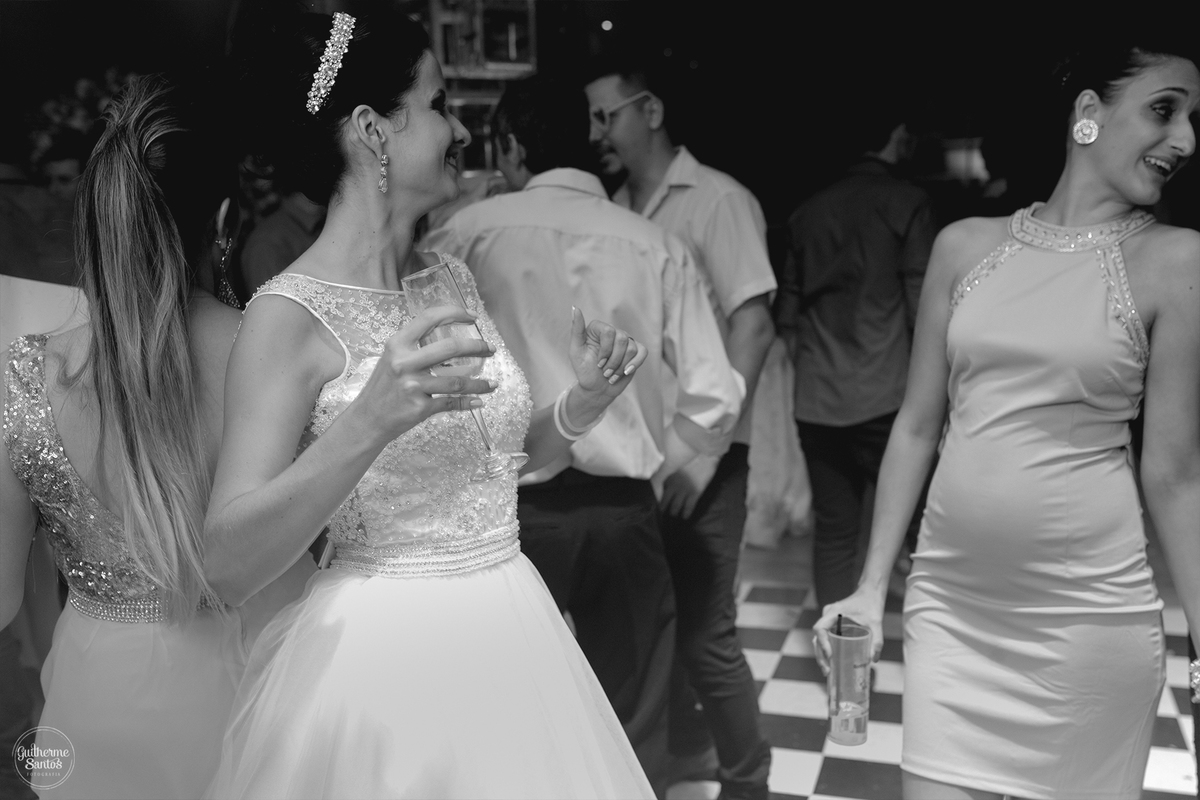 Fotografia de casamento realizada na cidade de jaú-sp com o fotógrafo Guilherme Santos, cerimônia e recepção com pessoas felizes e momentos especiais.
